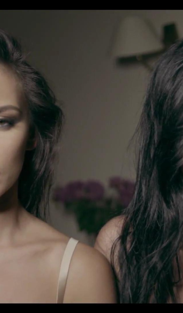 Группа Серебро поет песню Мало тебя