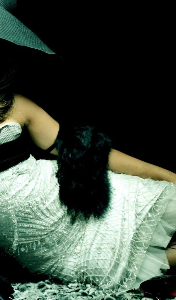 Певица Рианна в шляпе