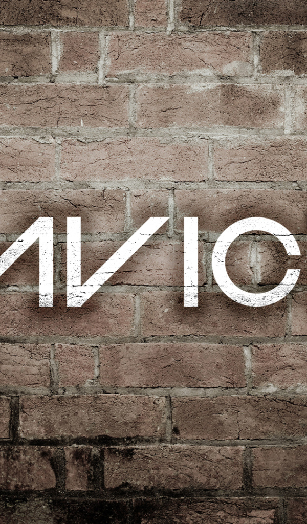 Avicii на фоне кирпичей