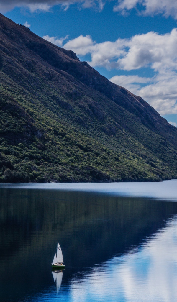 Склон горы у озера