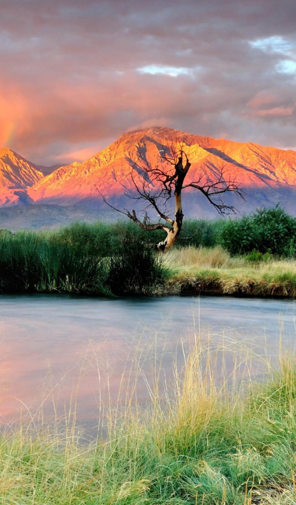 Горы и река на закате