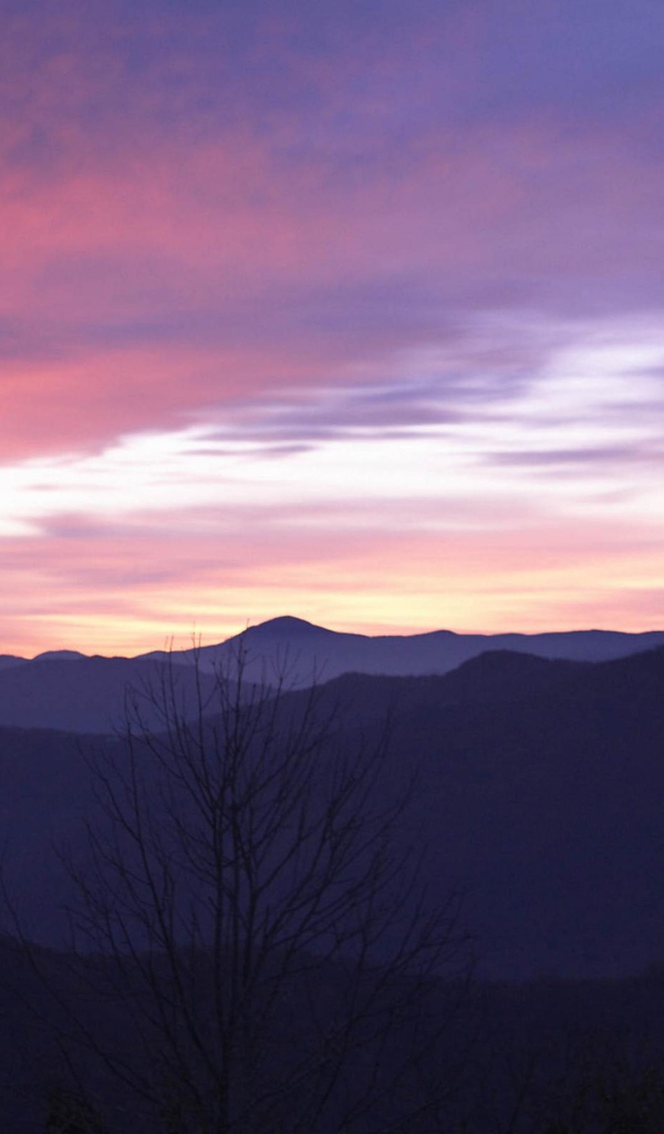 Горы на пурпурном закате