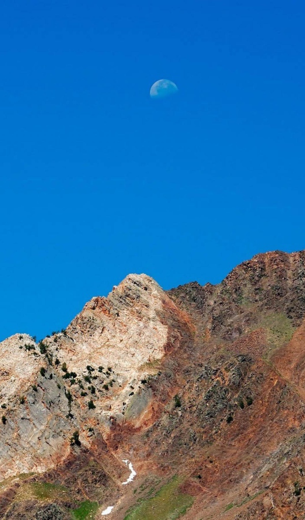 Луна над горами