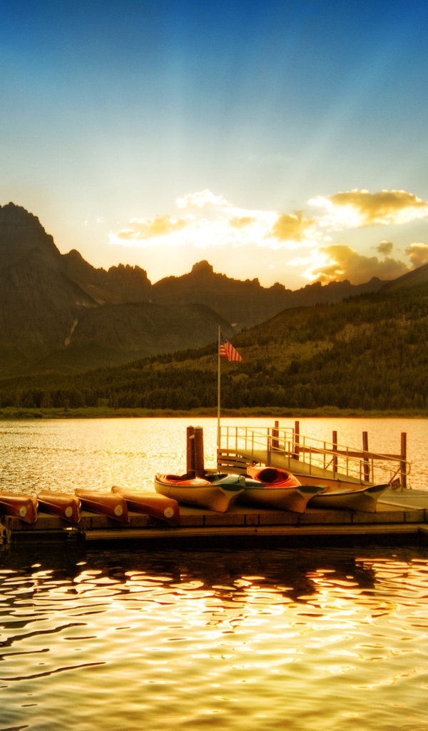 Лодки у озера