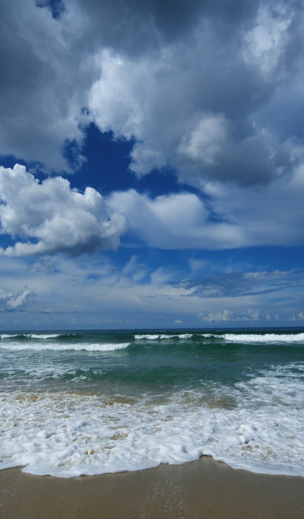 Пляж и облака