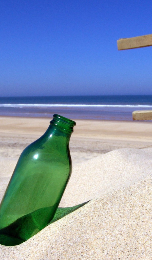 Бутылка в песке