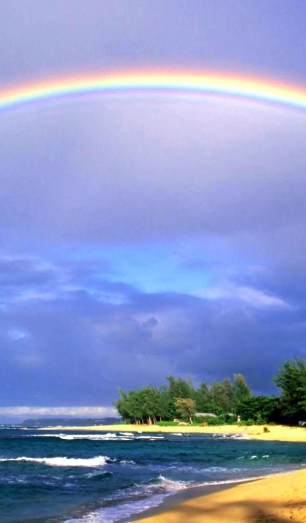 Радуга над морем и пляжем