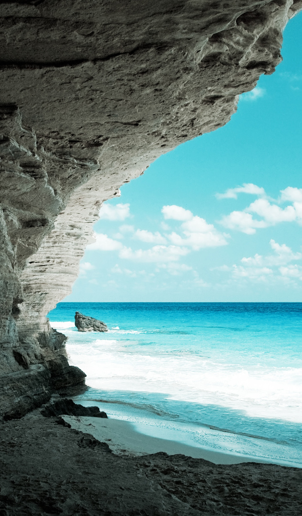 Каменный обрыв на пляже