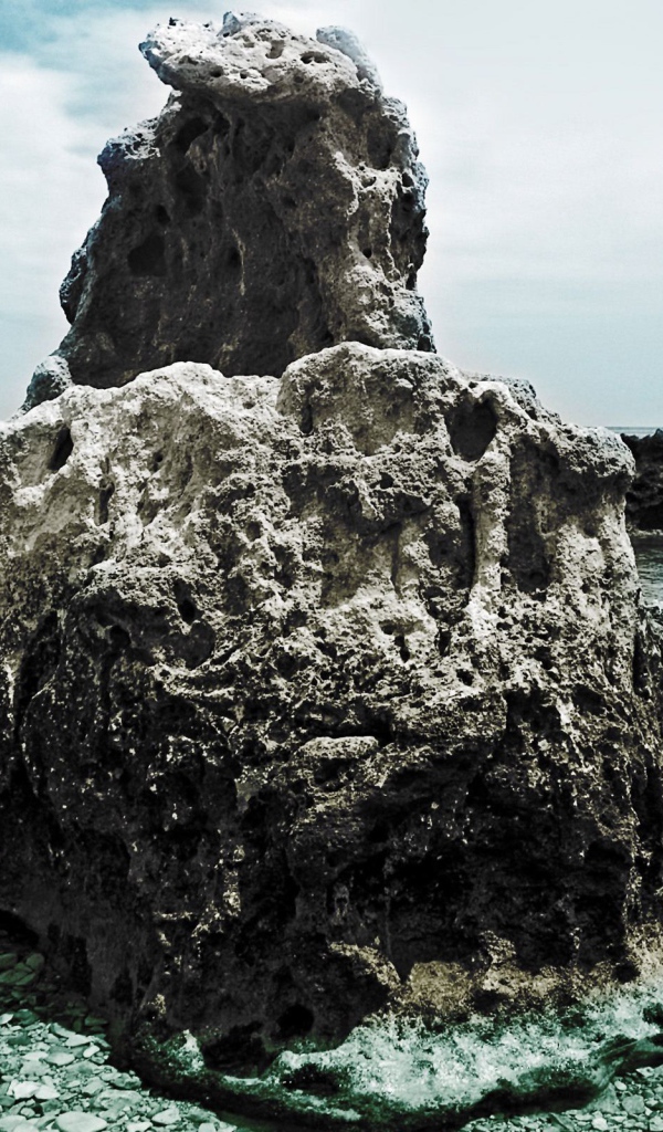 Камень в море