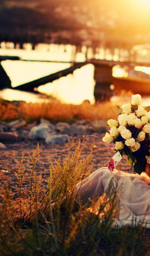 Девушка на природе с букетом роз