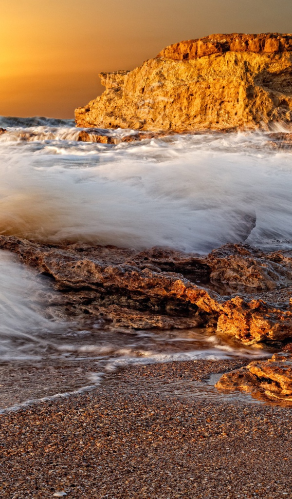 Волны накатывают на пляж