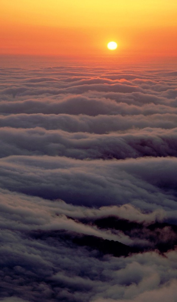 Заход солнца в горах над облаками