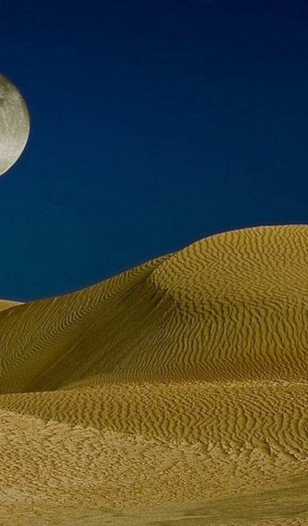 Луна над песчаным барханом