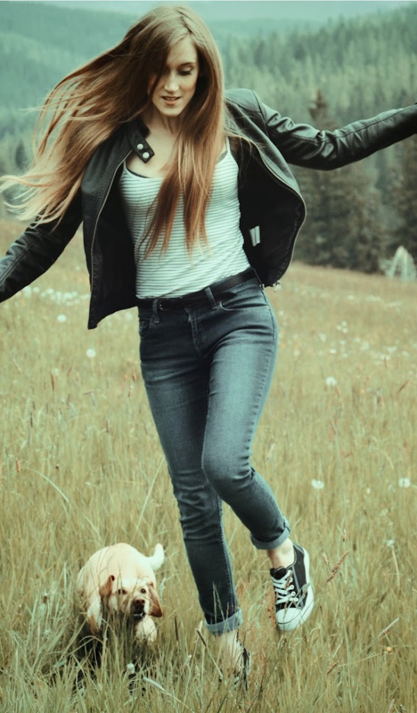 Девушка с собачкой бежит по полю