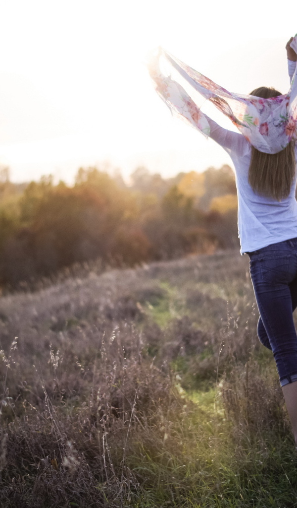 Девушка с платком бежит по полю