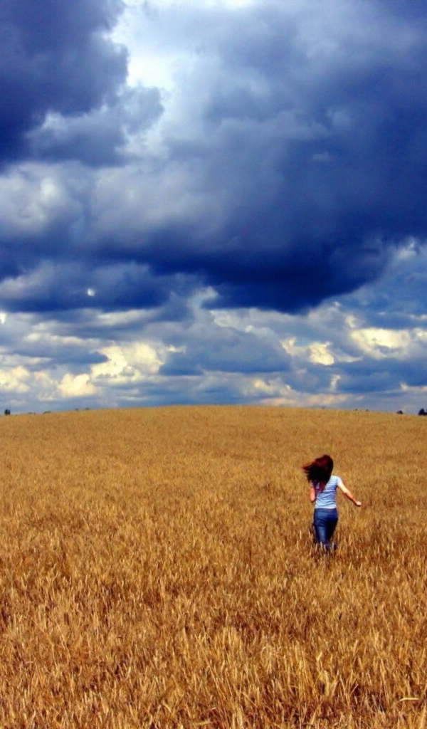Девушка бежит по полю