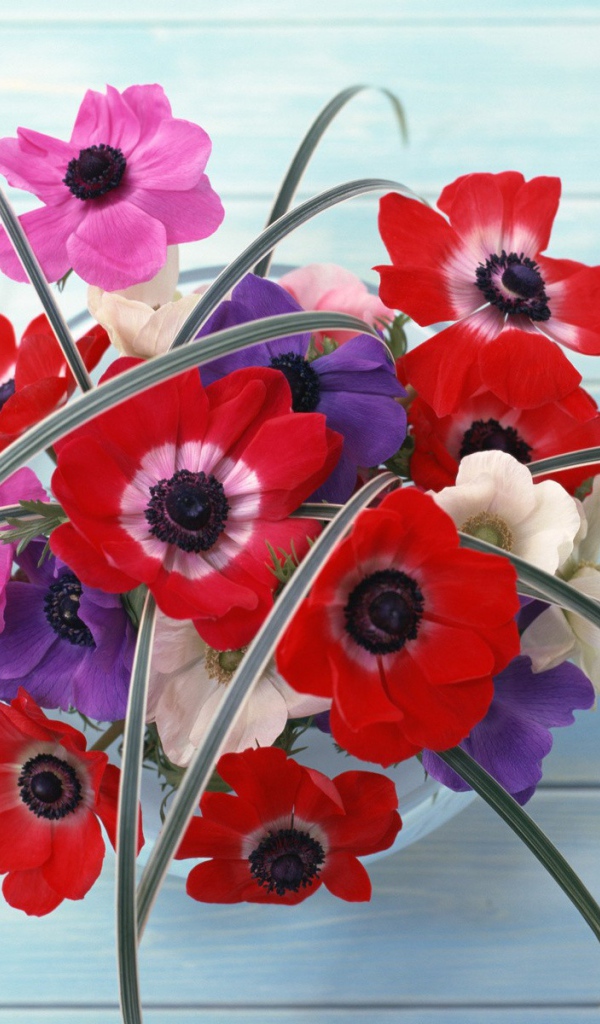 Букет в вазе на полу