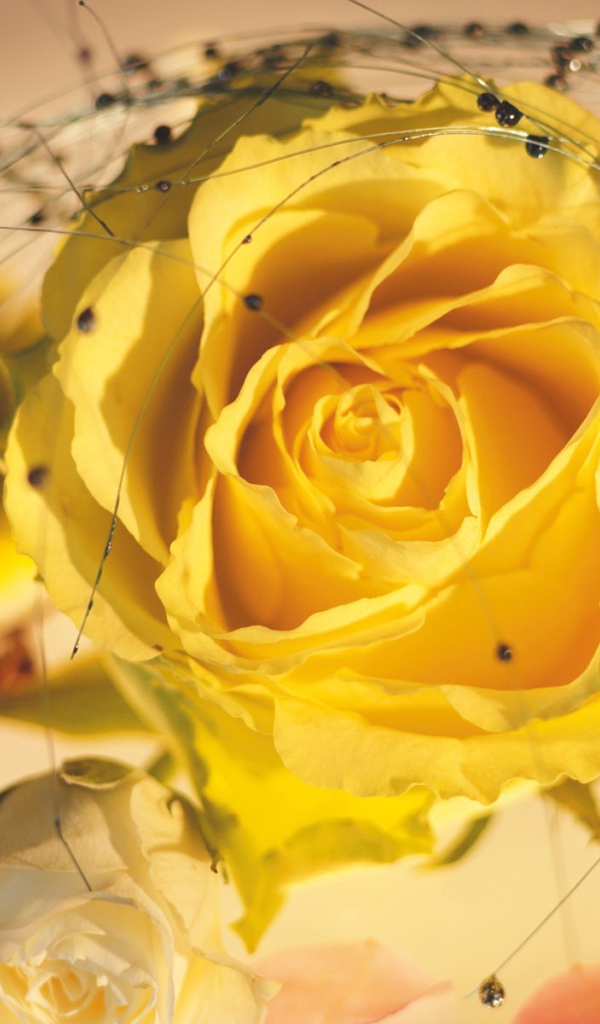 Желтая роза в букете