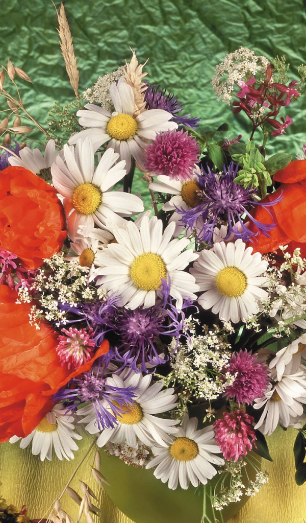 Букет из ромашек и других цветов