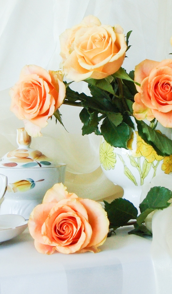 Розовые розы на столе