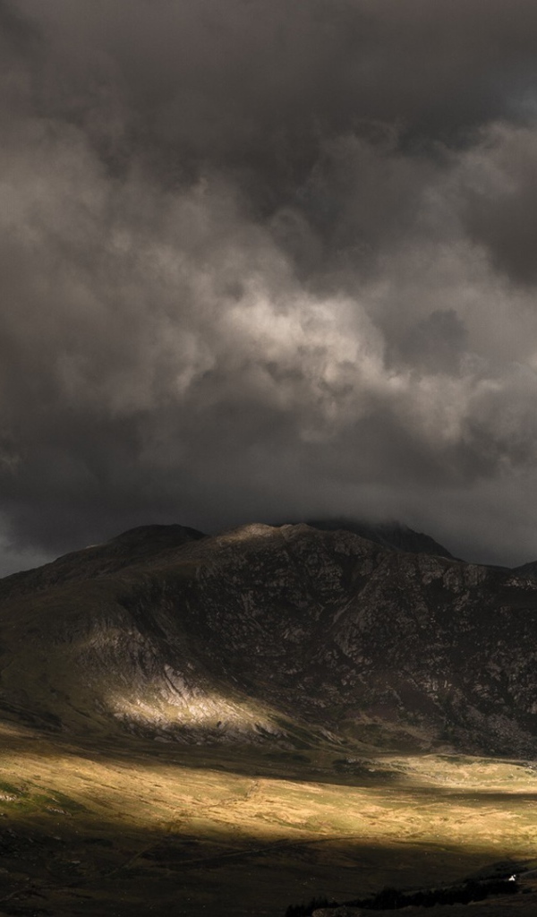 Мрачные тучи над горами