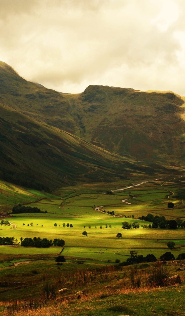 На долину надвигаются тучи