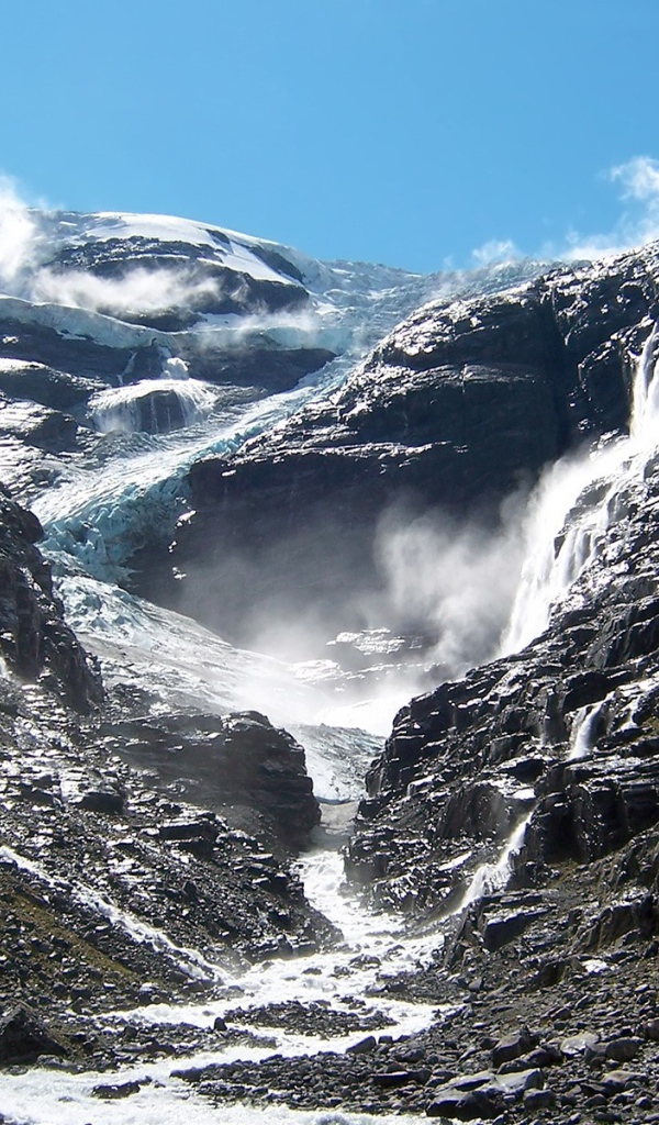 В горах тают ледники