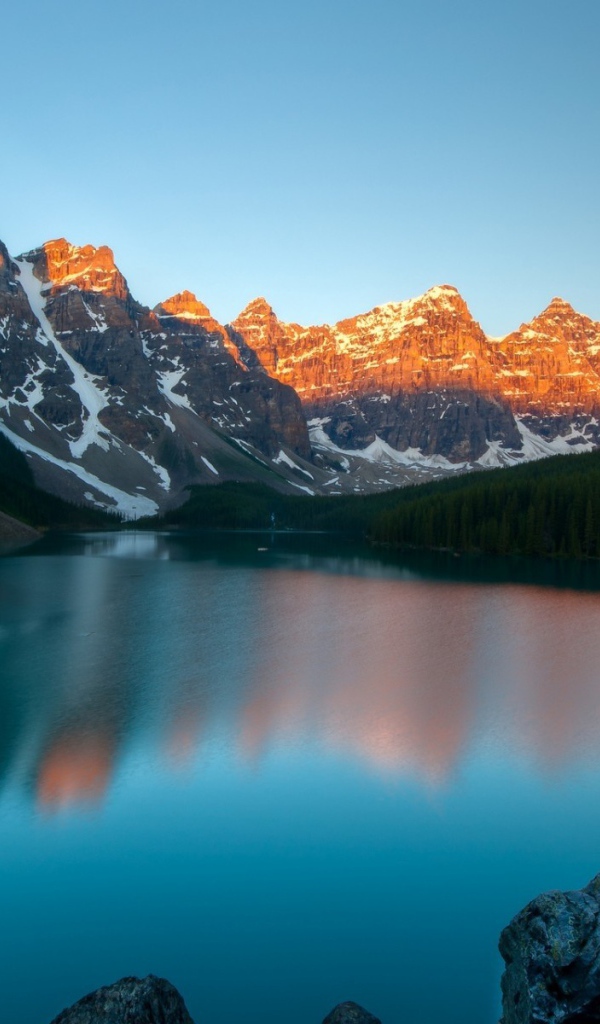 Горное озеро на рассвете