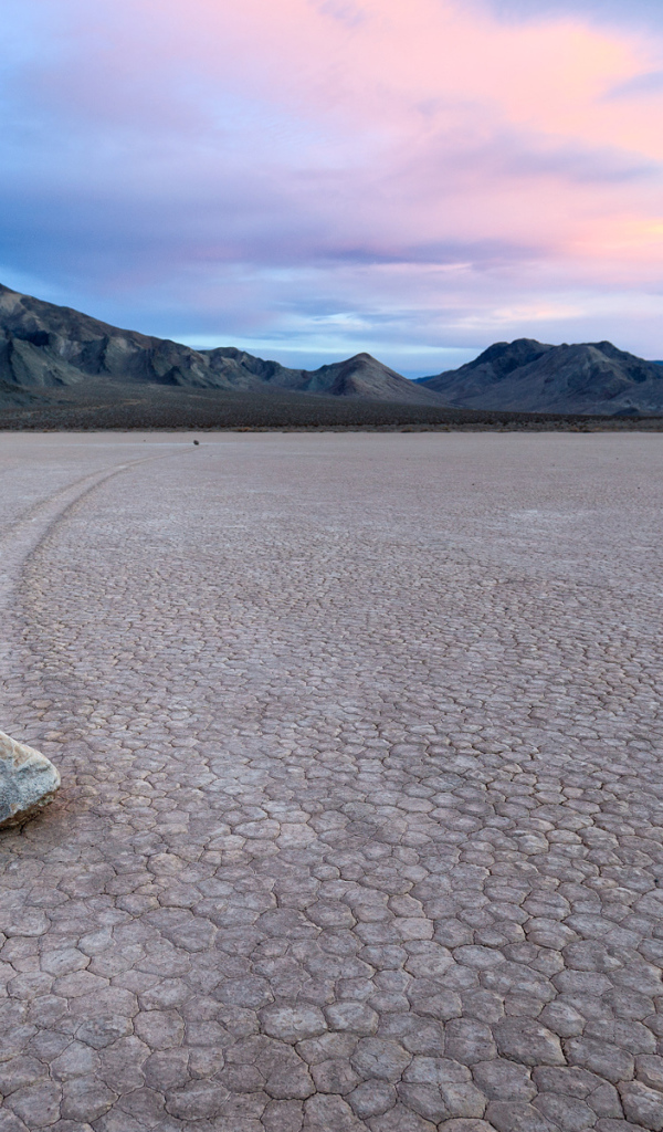 Фотография камня на фоне гор