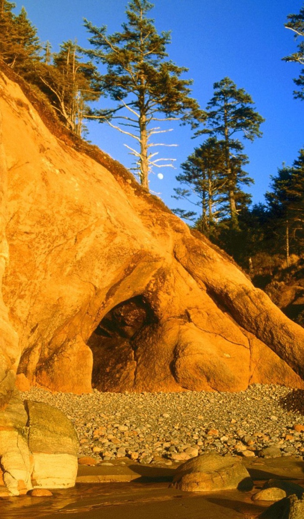 Скала с пещерой