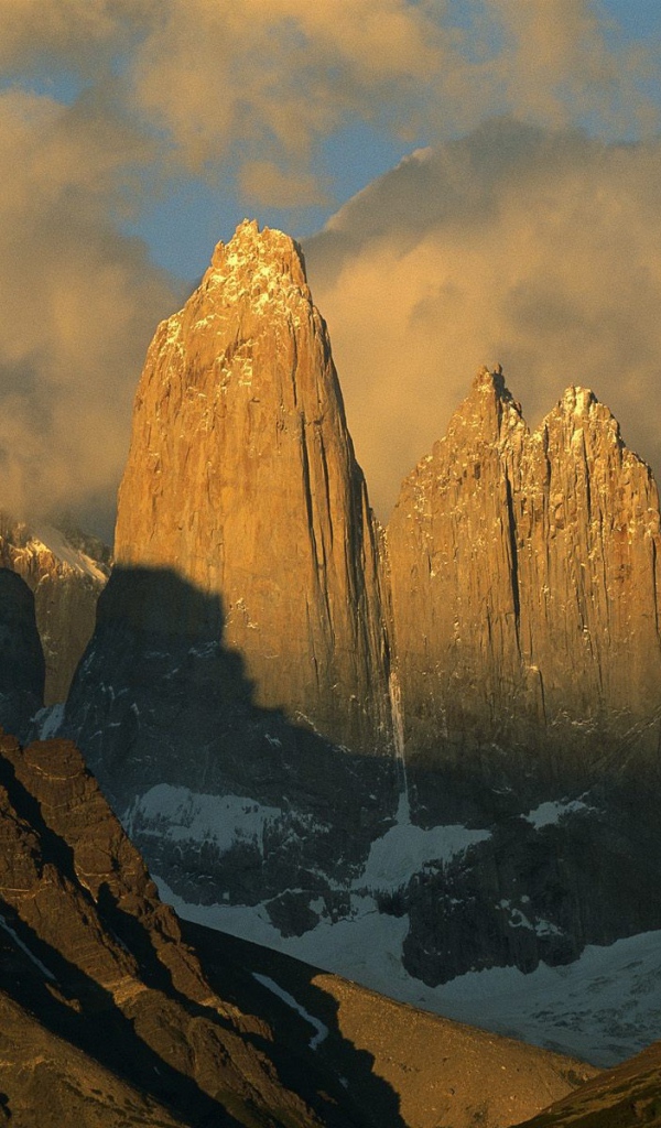 Скалы освещенные солнцем