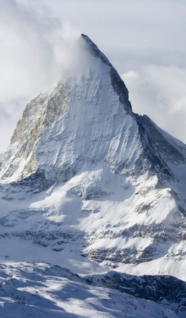 Заснеженная вершина в облаках