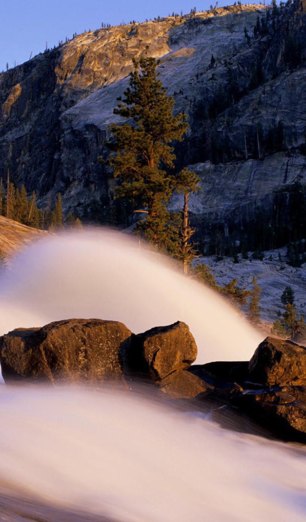 Снежная лавина в горах