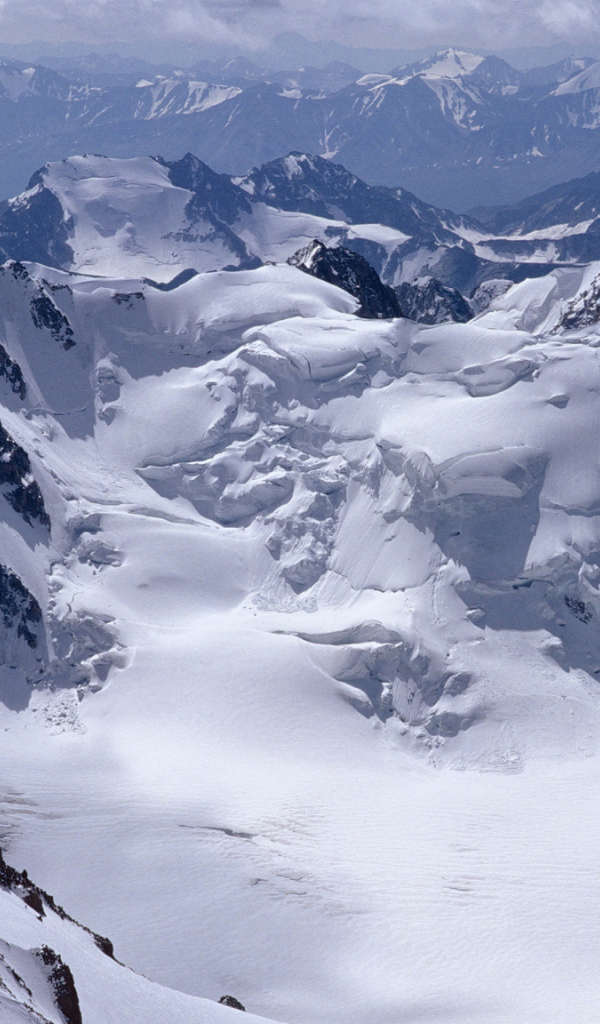 Снег сползает с гор