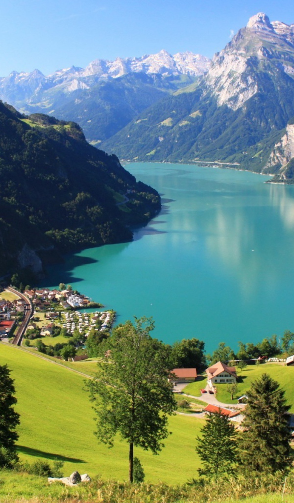 Город у горного озера