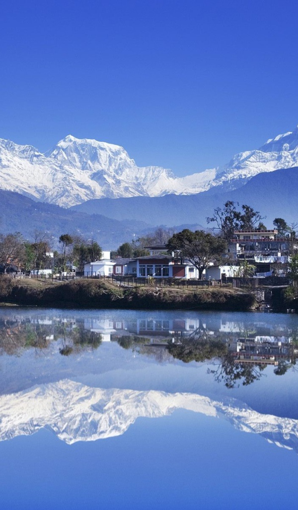 Отражение белых гор в воде