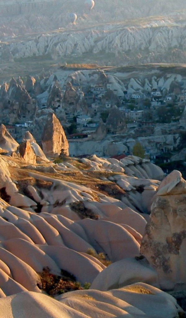 Воздушный шар над скалами