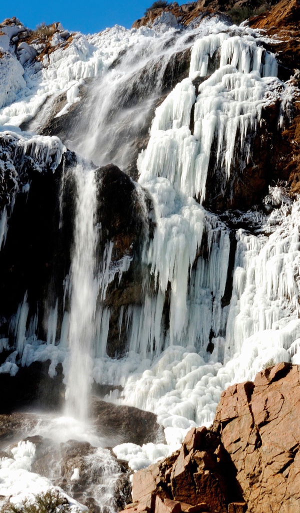Ледяной водопад в горах