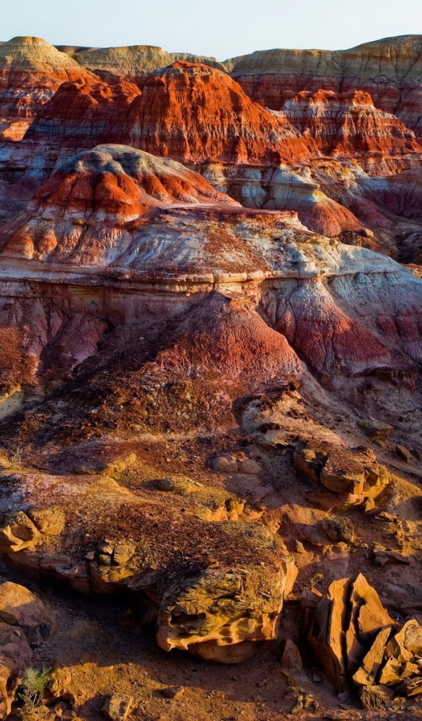 Пейзаж из разноцветных гор