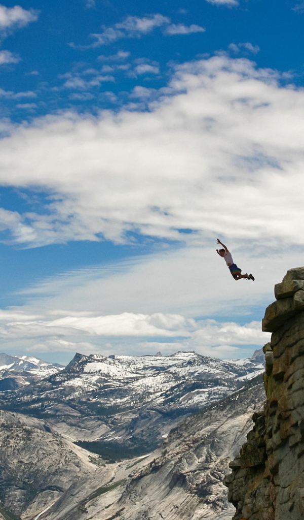 Человек прыгнул со скалы