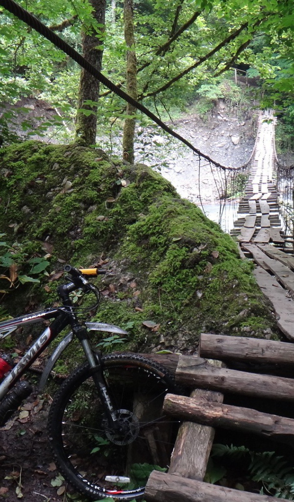 Велосипед оставлен у моста