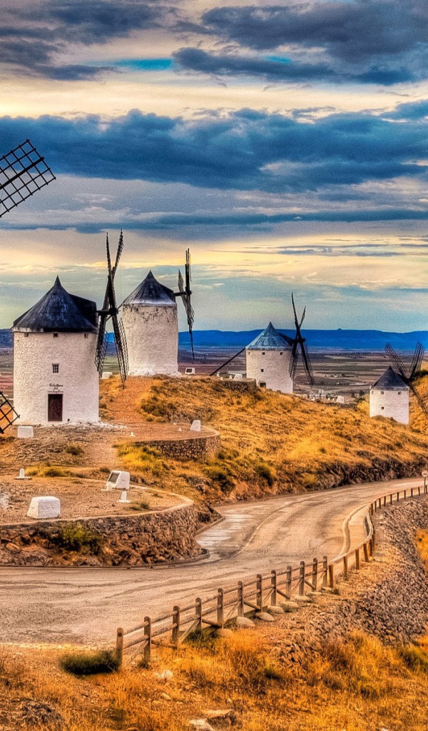 Ветряные мельницы около дороги