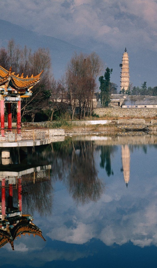 Азиатский пейзаж с пагодами