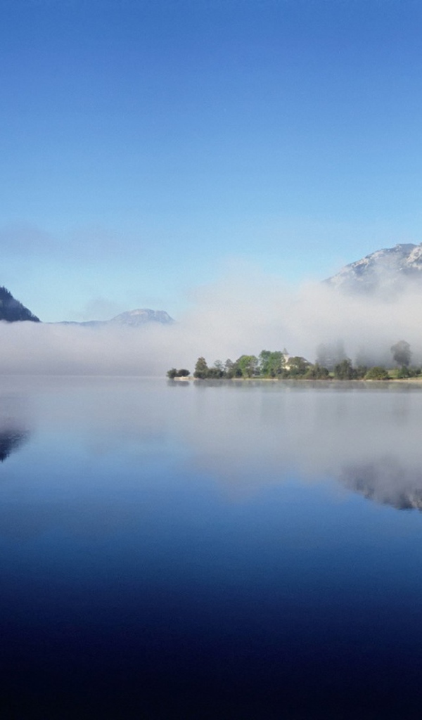 Голубое озеро с лодкой