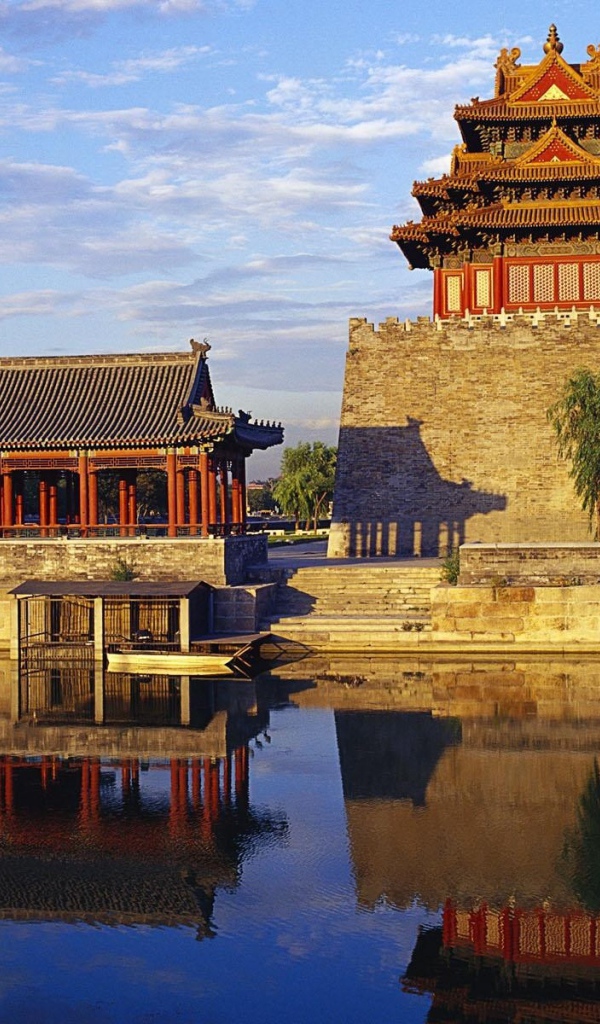 Крепость окруженная водой