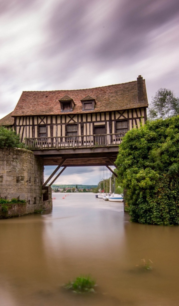Дом над водой