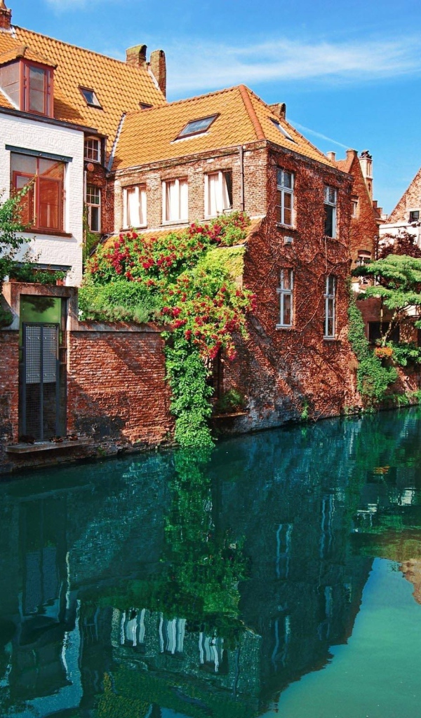 Каменный Дом у реки