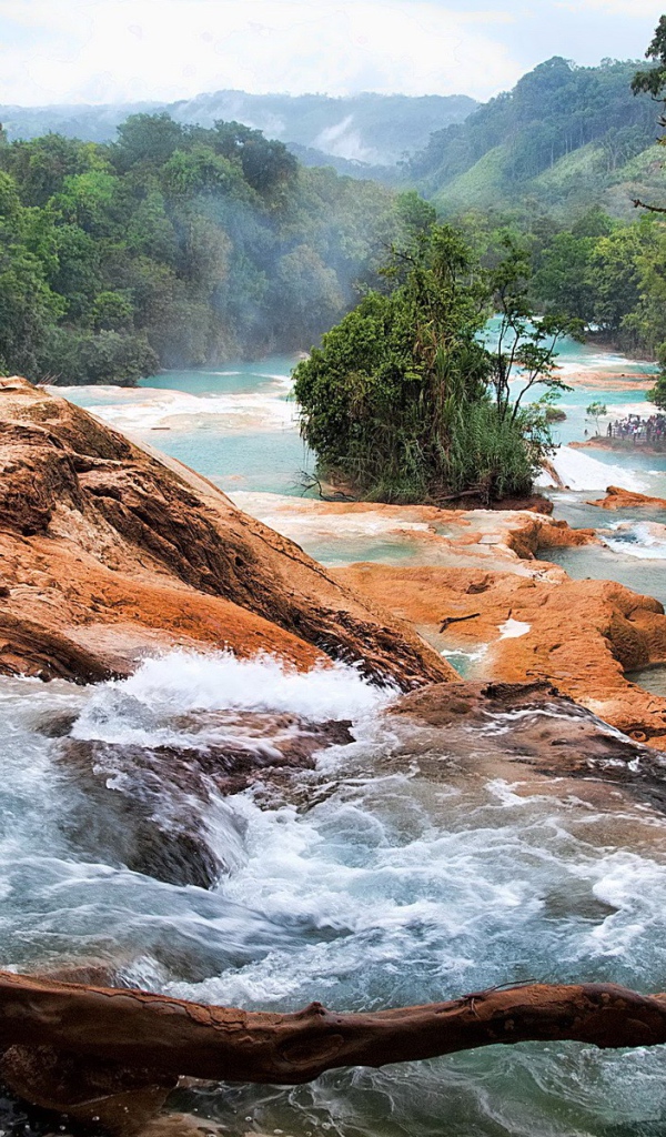 Бурлящий поток горной реки