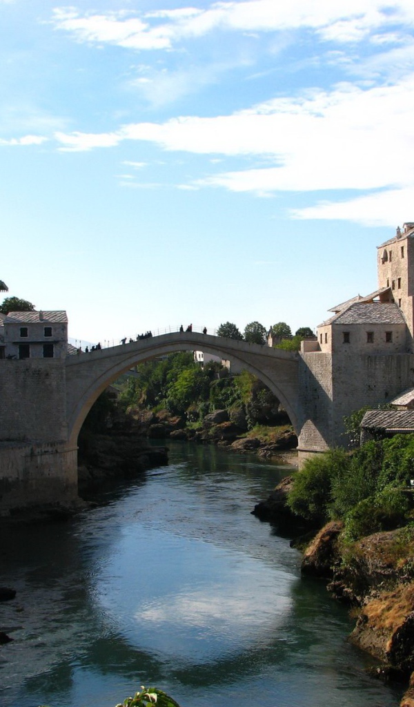 Крепость с мостом через реку