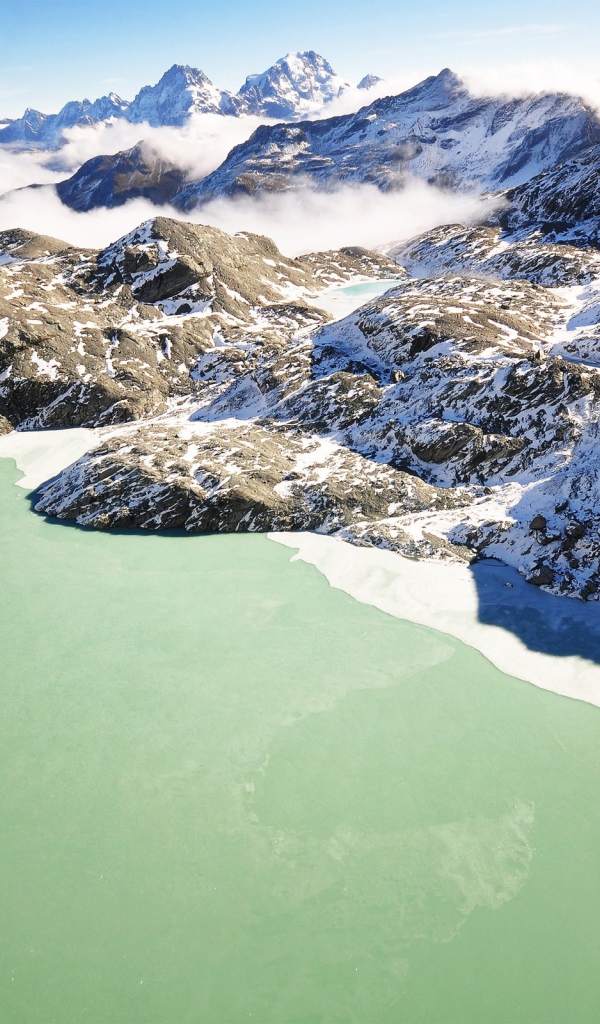 Озеро среди гор